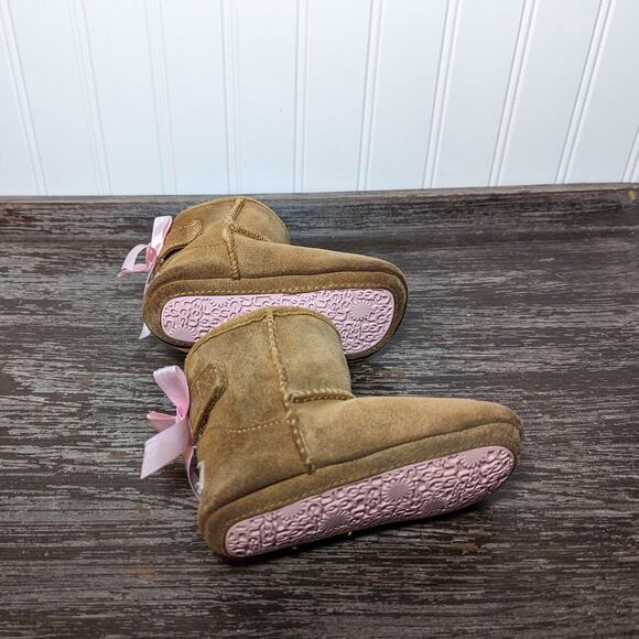 Ugg Baby Leather Moccasin Booties with Pink Bow Accent Size 4/5 - Picture 5 of 6